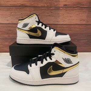 Air Jordan 1 Mid White Gold Black (GS) Classic Basketball Sneakers 554725-190